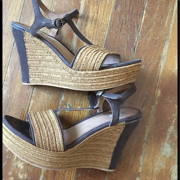 UGG SZ 7.5 T STRAP WEDGE SANDALS RATTAN & SUEDE - Picture 3 of 5